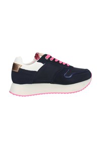 Sneakers navy con lacci e dettagli rosa, suola bianca e un pannello posteriore metallico dorato. Caratterizzati da un mix di pelle liscia e tessuto.
