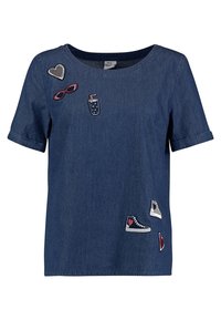 Top de manga corta de mezclilla en azul profundo, con acentos bordados: un corazón, gafas de sol, una bebida y zapatillas en varios colores.