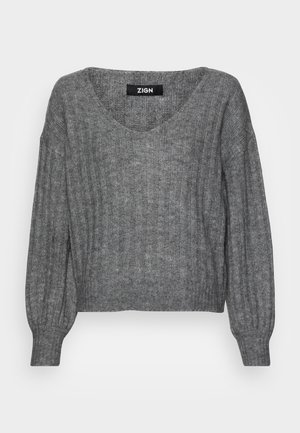 Pull en tricot gris avec un col en V, texture côtelée, manches longues et coupe décontractée. L'étiquette indique "ZIGN".
