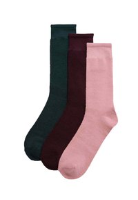 Tres pares de calcetines en verde oscuro, burdeos profundo y rosa claro. Cada calcetín tiene una textura suave y un diseño de longitud hasta la mitad de la pantorrilla.