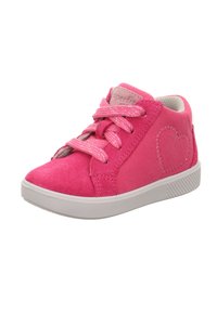 Sneaker in suede rosa con suola in gomma bianca, caratterizzata da lacci rosa e un dettaglio ricamato a forma di cuore sul lato.