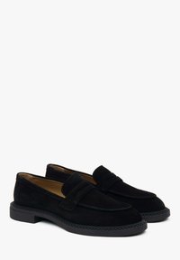 Zwarte suède loafers met een ronde neus, gestikte details, een lage blokhak en een gladde binnenvoering.
