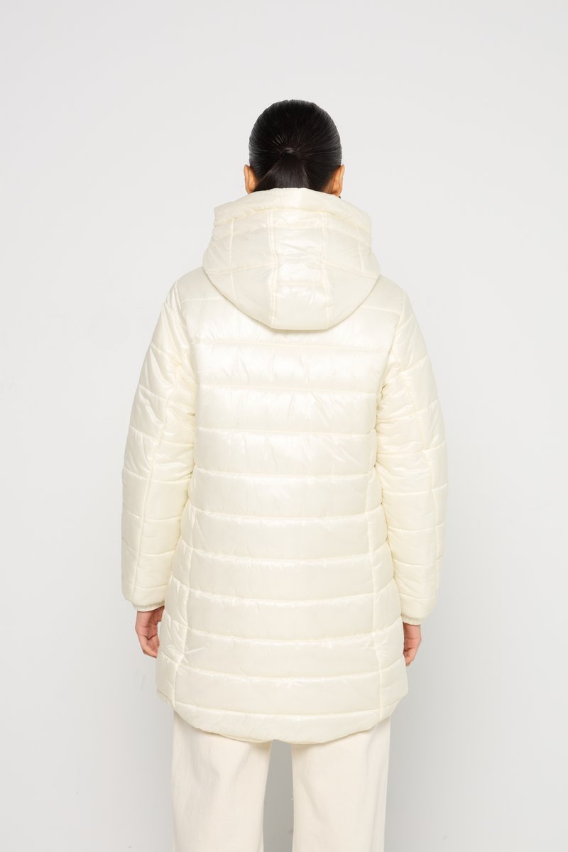Giacca puffa imbottita in bianco sporco con cappuccio removibile, caratterizzata da una finitura lucida, un motivo a coste verticali e maniche lunghe.