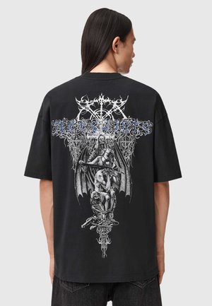 Czarna bawełniana koszulka z krótkim rękawem z szczegółową grafiką na plecach, ukazującą postacie i ozdobne wzory w odcieniach bieli i niebieskiego.