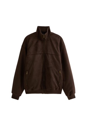 Bruine fleece jas met een hoge kraag, voorrits en ribgebreide manchetten. Heeft twee ritszakken aan de zijkant en een gladde textuur.