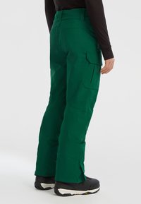 Groene cargo-broek met een soepele textuur, met zijzakken en een relaxte pasvorm. De broek heeft een rechte snit en is enkel-lang.