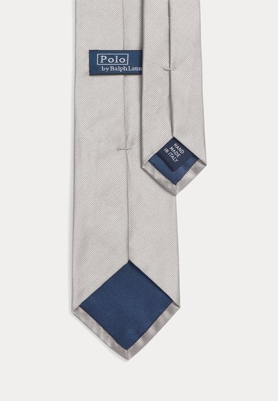 Ασημί γκρίζος γραβάτας με υφασμάτινο μοτίβο, που διαθέτει σκούρο μπλε επένδυση και ετικέτες με τις επιγραφές "Polo by Ralph Lauren" και "Χειροποίητο στην Ιταλία".