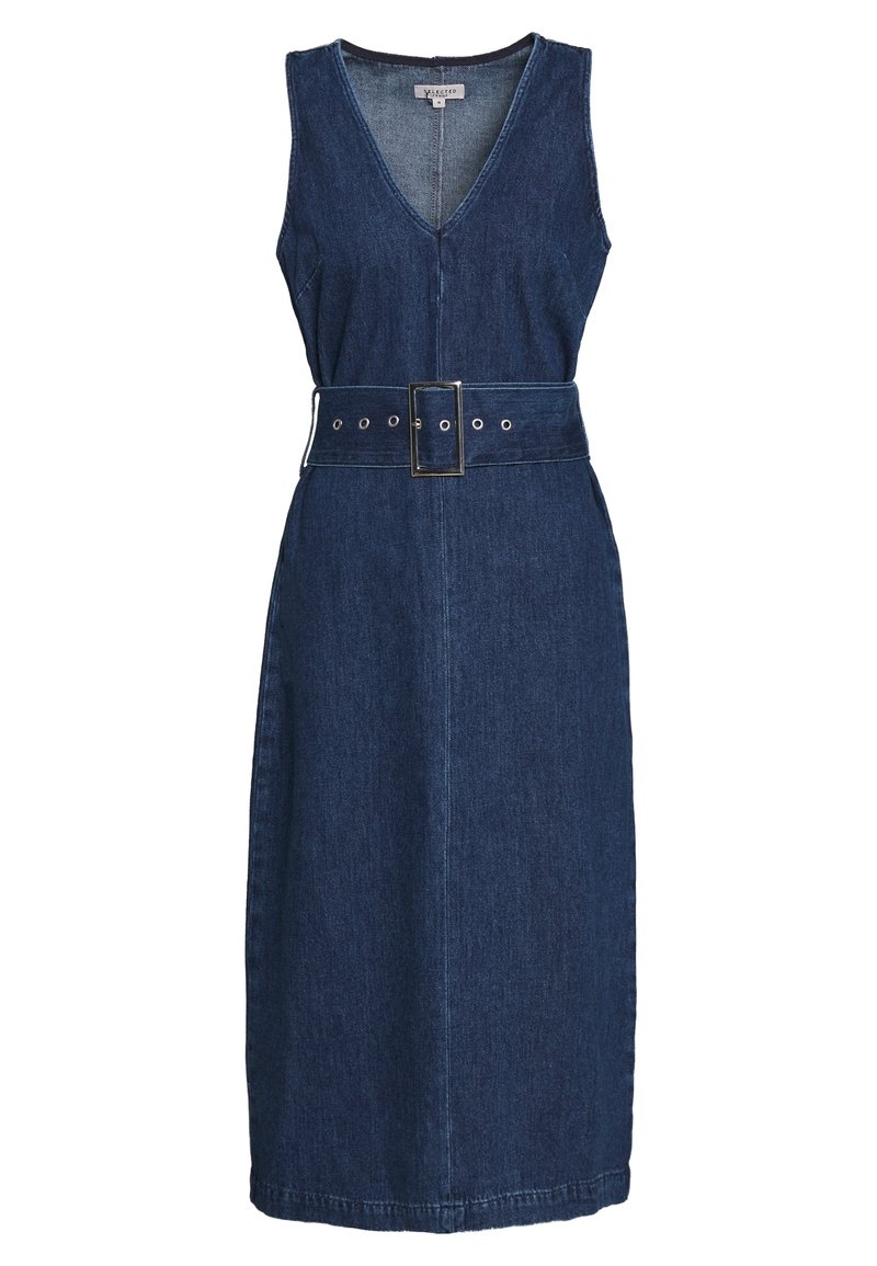 Jeansklänning med V-ringning, ärmlös design och midja med ett stort rektangulärt spänne. Mörkblå färg och mjuk textur.