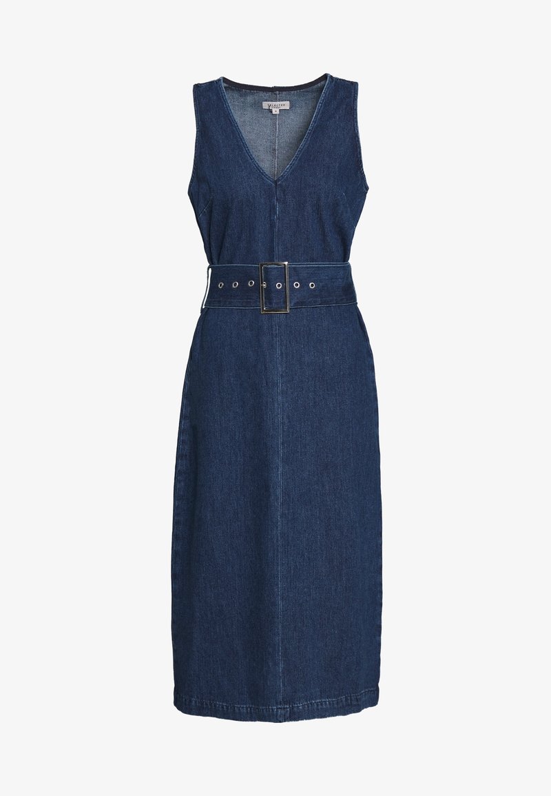 Jeansklänning med V-ringning, ärmlös design och midja med ett stort rektangulärt spänne. Mörkblå färg och mjuk textur.