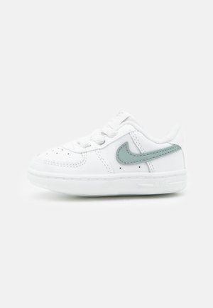 FORCE 1 CRIB UNISEX - Scarpe neonato - summit white/dusty sage/grey fog