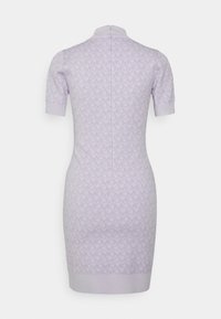 Robe en tricot lilas clair, à manches courtes, avec un motif géométrique subtil, un col montant, une silhouette ajustée et une fermeture éclair au dos.