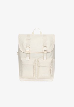 Rugtas van off-white stof met een klep sluiting, twee voorzakken, verstelbare schouderbanden en een handvat bovenop. Kenmerkt zich door een minimalistisch ontwerp en afwerking.