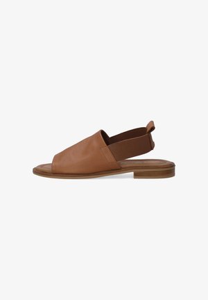 Tan leren slingback sandaal met een open teen, elastische band en platte zool. Gladde textuur met minimalistisch ontwerp en stiksels.