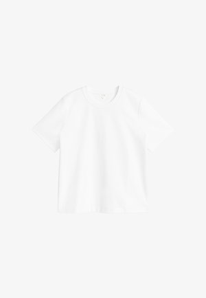 Balta trumpa rankovėmis marškinėliai su apvalia iškirpte, eksponuojami ant baltos fono, parodyti iš priekio su minimaliais siūlių detalėmis.