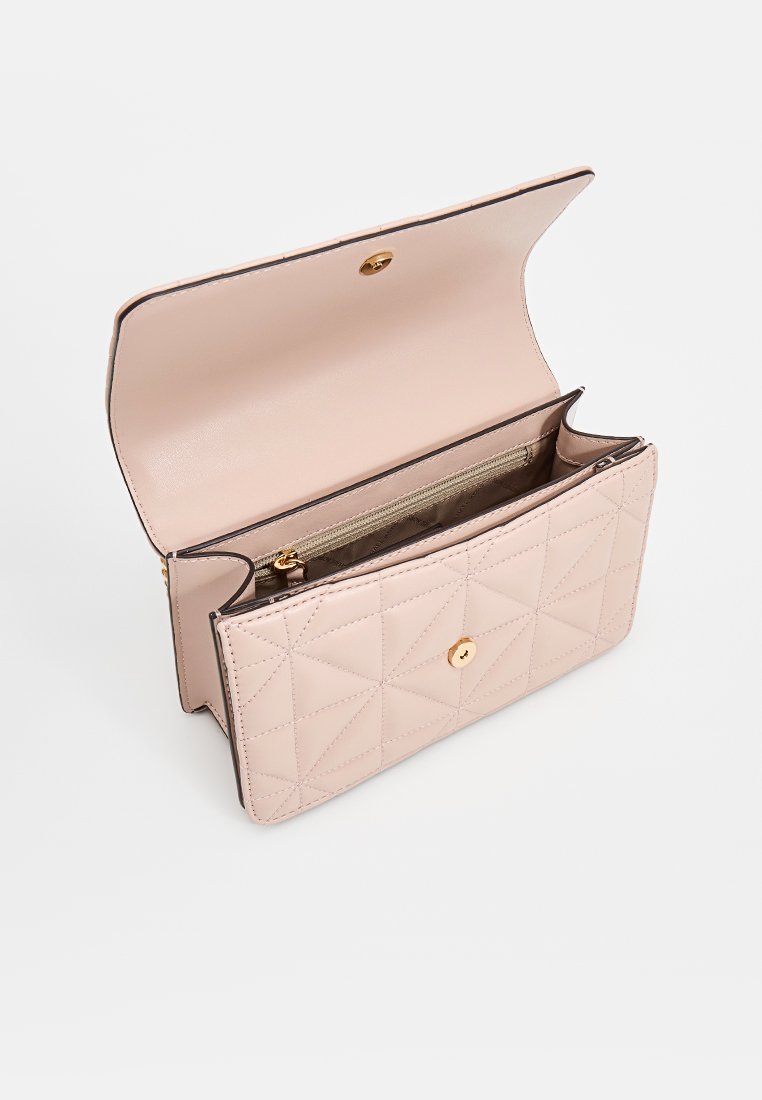 Portefeuille en cuir rose matelassé avec fermeture à bouton-pression dorée. Dispose d'une poche zippée intérieure et de plusieurs emplacements pour cartes. Design géométrique texturé.