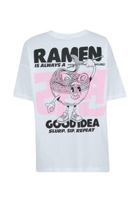 Bílý bavlněný tričko s grafikou usmívající se misky ramen s hůlkami, černý a růžový text "RAMEN JE VŽDY DOBRÝ NÁPAD."