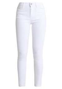 Jeans ajustados blancos de mezclilla, con una cintura alta, cierre frontal de botón y cinco bolsillos, con una superficie lisa y sin textura.