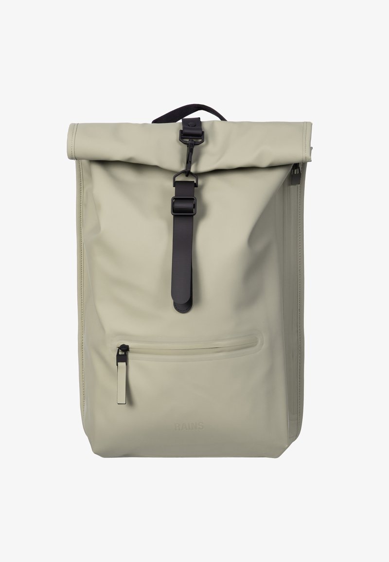 Sac à dos beige clair à rabat enroulable avec poche avant zippée, sangle noire avec fermeture à boucle et poignée de transport supérieure.