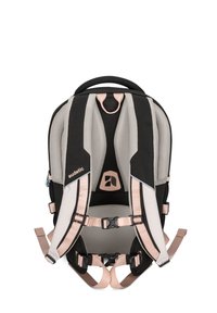 Fekete és szürke ergonomikus hátizsák, hálós párnázással, állítható pántokkal és rózsaszín kiegészítőkkel. Jellemzője egy logó és több fém csat.