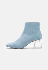 Blauer Wildleder-Stiefelette mit spitzer Spitze und transparentem Blockabsatz. Glatte Textur, eng anliegendes Design und minimalistisches Erscheinungsbild.