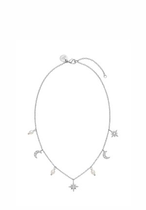Silberne Halskette mit Stern- und Mondanhängern und kleinen weißen Perltropfen, die gleichmäßig entlang der Kette verteilt sind.