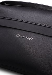 Calvin Klein MUST CAMERA BAG UNISEX - Borsa a tracolla - black