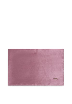 Sciarpa rettangolare in seta rosa con una leggera lucentezza e una piccola targhetta rettangolare dorata vicino a un angolo su sfondo bianco.