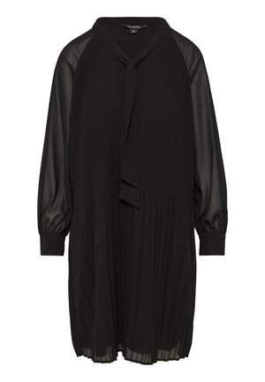 Schwarzes plissiertes Kleid mit langen, transparenten Ärmeln, einem Bindeband am Hals und elastischen Bündchen. Glatte Textur mit fließendem Design.