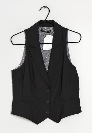 Mustat liivit ilman hihoja, joissa on viistot kaulukset, viisi etunappia ja kuvioitu harmaa vuori. Valmistettu sileästä kankaasta, jossa on sivusaumat.