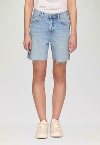 QS BERMUDA HIGH RISE - Denimové šortky - blau