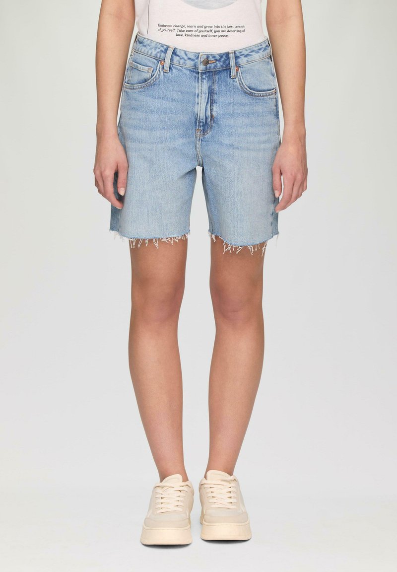 QS BERMUDA HIGH RISE - Denimové šortky - blau