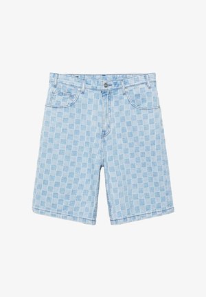 Hellblaue Jeansshorts mit kariertem Muster, Frontknopf, Reißverschluss und Fünf-Taschen-Design auf weißem Hintergrund.