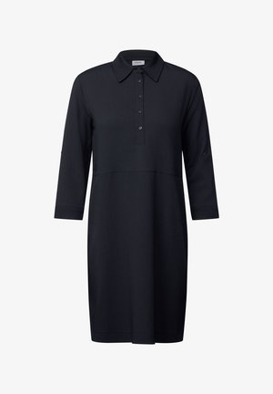 Sort kjole med krave, knaplukning, trekvartærmer og en tekstureret stof. Enkel, lige snit design.