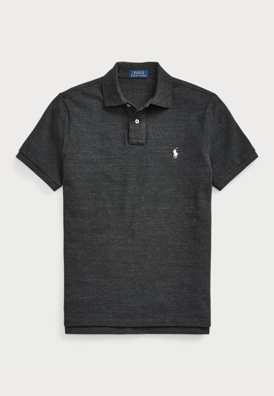 Camisola polo cinza escuro feita de tecido texturizado, com gola, abotoamento de três botões e um pequeno logótipo branco no peito.