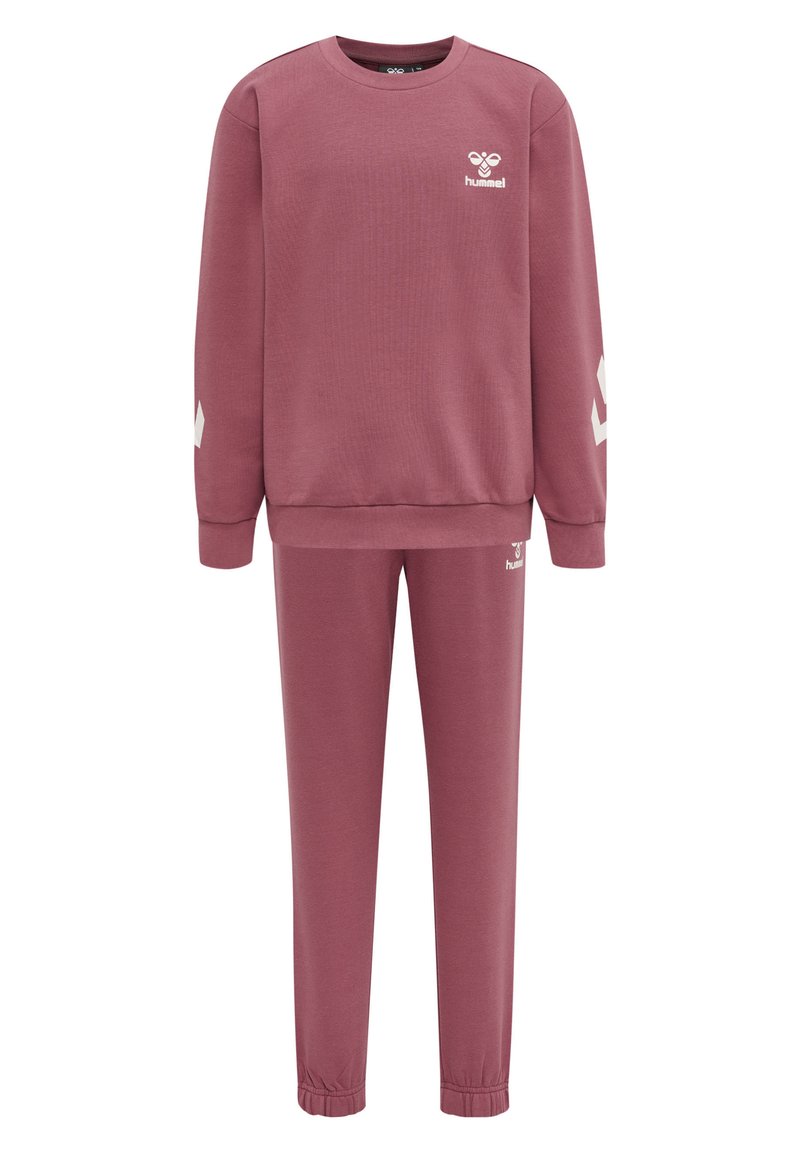Bordowy sweatshirt z prążkowanym kołnierzykiem i mankietami, z białym logo i akcentami. Połączony z pasującymi bordowymi spodniami z elastycznymi mankietami.