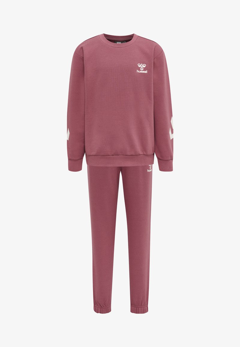 Sweatshirt bordeaux avec col et poignets côtelés, arborant un logo et des accents blancs. Associé à un pantalon bordeaux assorti avec des poignets élastiques.