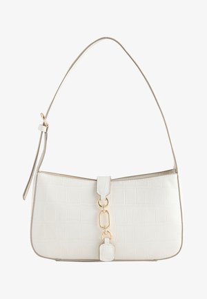 Weiße Lederhandtasche mit Krokodil-Textur, schmalem Schulterriemen und goldenen Kettengliedern als Vorderdekoration.