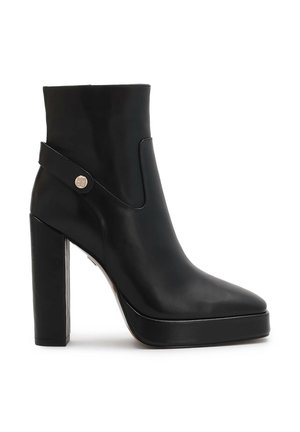Botine negre din piele cu toc înalt, cu talpă platformă, detalii cu curea și ornamente cu buton auriu pe partea exterioară.