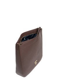 Brązowa skórzana kopertówka o teksturowanym wykończeniu, z zamkiem błyskawicznym i ciemnym wzorzystym wnętrzem. Posiada złoty detal z logo z przodu.