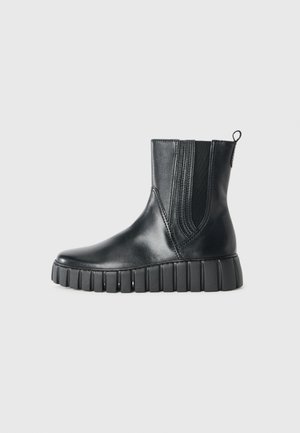 Schwarze Knöchelstiefel aus glattem Leder mit elastischen Seiteneinsätzen, runder Spitze und einer dicken, geriffelten Gummisohle.