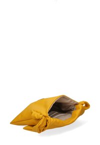 Borsa gialla in ecopelle con dettaglio annodato, forma triangolare e interno beige. Aperta, rivela uno spazio di stoccaggio e una tasca con zip.