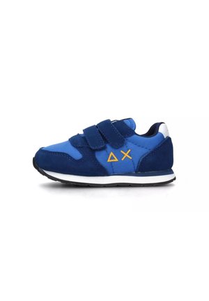 Scarpa sportiva blu in materiali scamosciati e tessili, caratterizzata da due cinturini in velcro, dettagli geometrici gialli e suola bianca.