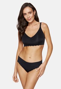 Czarny biustonosz i pasujące majtki bikini wykonane z miękkiego materiału, z falbaniastymi brzegami, regulowanymi ramiączkami i bezszwowymi wykończeniami.