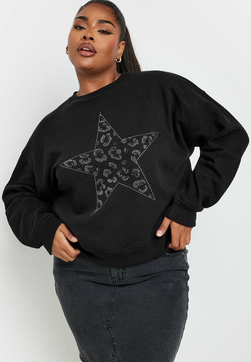 Svart sweatshirt med en stor stjärndesign med leopardmönster och nitar på framsidan. Ribbad mudd vid ärmar och nederkant.