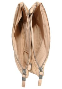 Brun läderpås med två zippered fack. Har silverfärgad hårdvara, slät textur och en kompakt design för mångsidig användning.