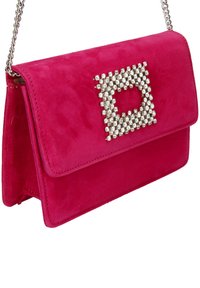 Fuchsia velour skuldertaske med en metallisk kædestrop, der har en firkantet rhinsten-detalje på forsiden og en klaplukning.