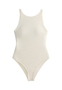 Jednodielne plavky v svetlo krémovej farbe, s textúrou vyvýšeného vzoru, vybavené širokými ramienkami a zaobleným výstrihom. Klasický, priliehavý strih.