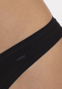Zwarte katoenen slip met een zachte tailleband, voorzien van een subtiele logo-opdruk. Soepele textuur, ontworpen voor comfort en pasvorm.
