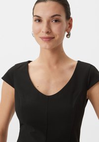 Schwarzes Kleid mit V-Ausschnitt und kurzen Ärmeln, strukturierter Stoff, mit tailliertem Oberteil und sichtbaren Nahtdetails. Minimalistisches Design.