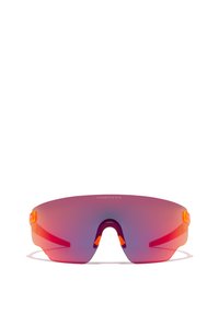 Urheilulasit, joissa on käärivä muotoilu, liukuvärjätyt linssit vaaleanpunaisesta oranssiin sekä oranssit yksityiskohdat kehyksissä ja nenäsillassa.